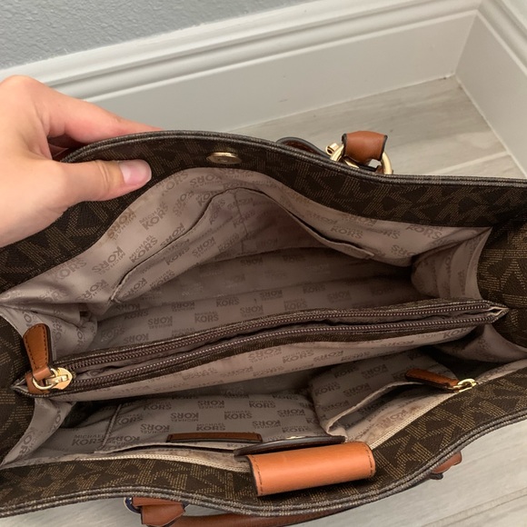 Michael Kors handbag | great condition!!! | includes strap | has lots of pockets - Picture 4 of 5